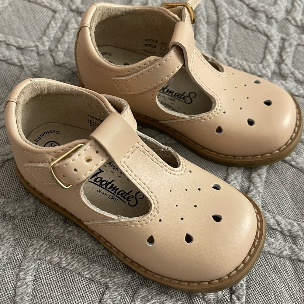 Footmates Beige Mary Jane Shoes size 5.5 (Baby/Walker)